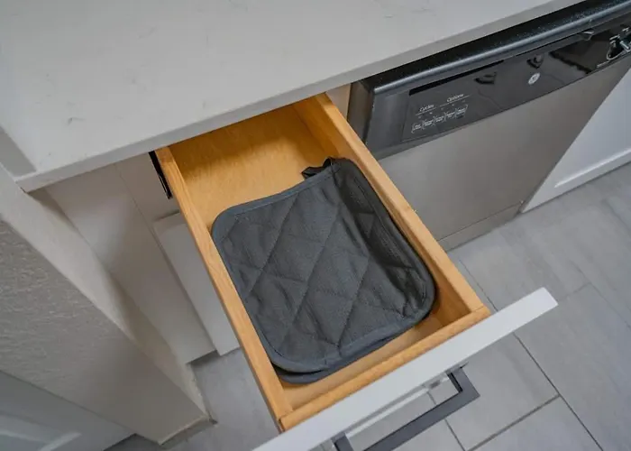 Stylish 2bd - Parking, Gym, Pool - Sleep 8 - 5 Min Casino * Scottsdale