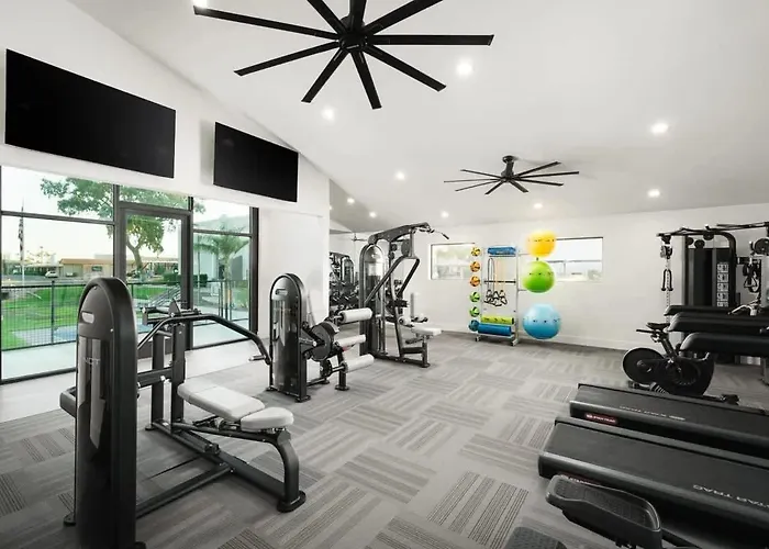 Apartment Stylish 2bd - Parking, Gym, Pool - Sleep 8 - 5 Min Casino *