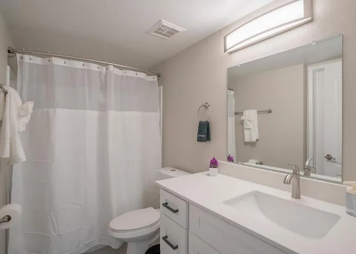 Stylish 2bd - Parking, Gym, Pool - Sleep 8 - 5 Min Casino *