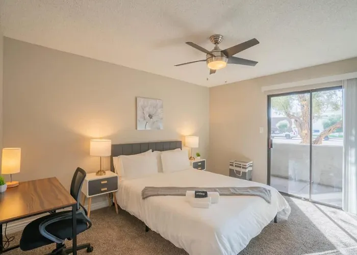 Stylish 2bd - Parking, Gym, Pool - Sleep 8 - 5 Min Casino Scottsdale