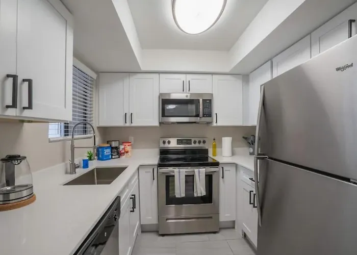 Stylish 2bd - Parking, Gym, Pool - Sleep 8 - 5 Min Casino * Scottsdale