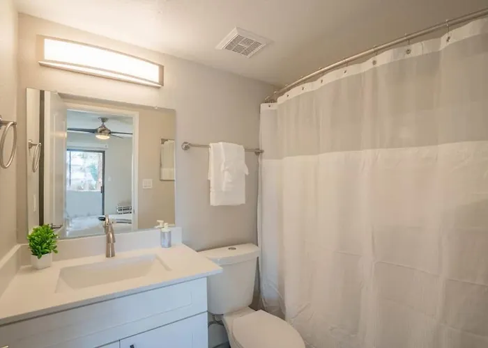 Stylish 2bd - Parking, Gym, Pool - Sleep 8 - 5 Min Casino Apartment