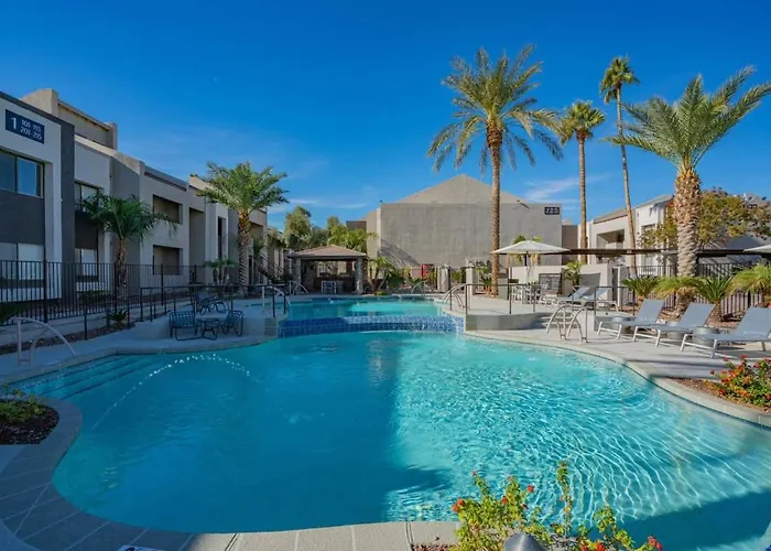 Apartment Stylish 2bd - Parking, Gym, Pool - Sleep 8 - 5 Min Casino