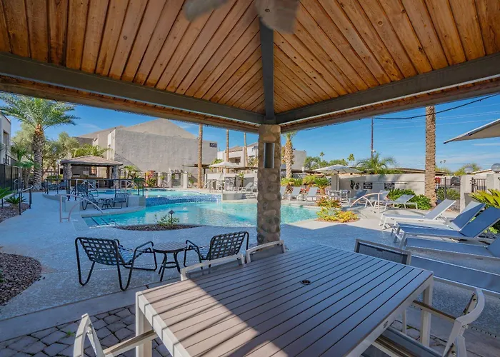 Stylish 2bd - Parking, Gym, Pool - Sleep 8 - 5 Min Casino Scottsdale