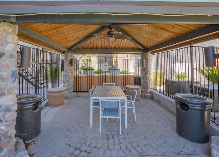 Stylish 2bd - Parking, Gym, Pool - Sleep 8 - 5 Min Casino Apartment Scottsdale