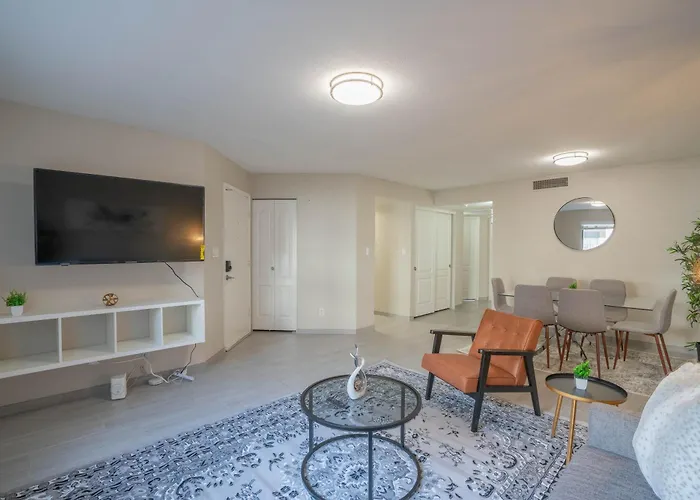 Stylish 2bd - Parking, Gym, Pool - Sleep 8 - 5 Min Casino Apartment Scottsdale