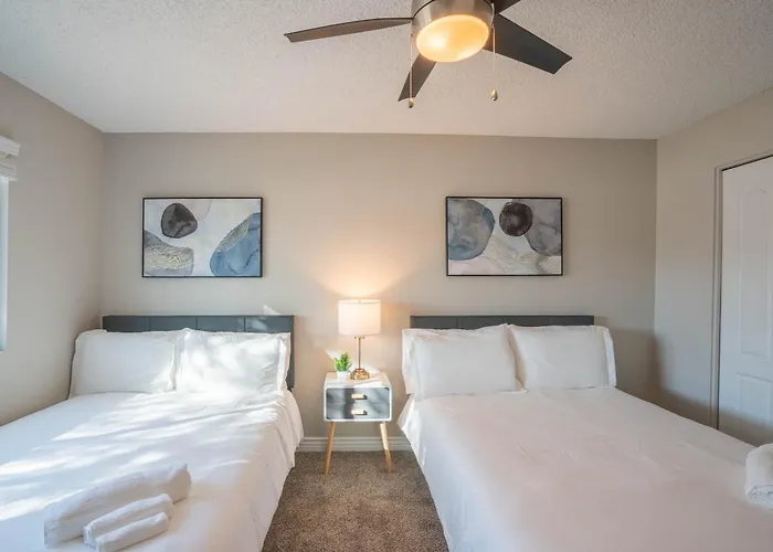 Apartment Stylish 2bd - Parking, Gym, Pool - Sleep 8 - 5 Min Casino *