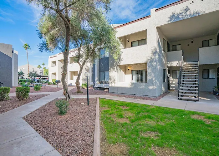 Apartment Stylish 2bd - Parking, Gym, Pool - Sleep 8 - 5 Min Casino